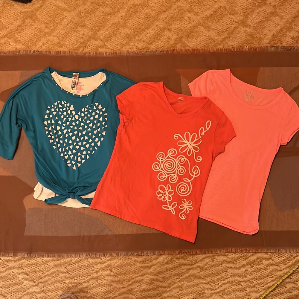 Size “M” Girls lot fun summer Tops!